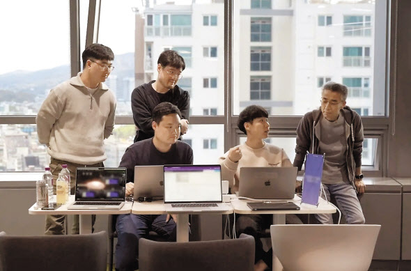 송창현(맨오른쪽) 현대차·기아 SDV 본부장 겸 포티투닷 대표가 최근 포티투닷 해커톤 대회에서 직원들과 이야기를 나누고 있다. [포티투닷 제공]