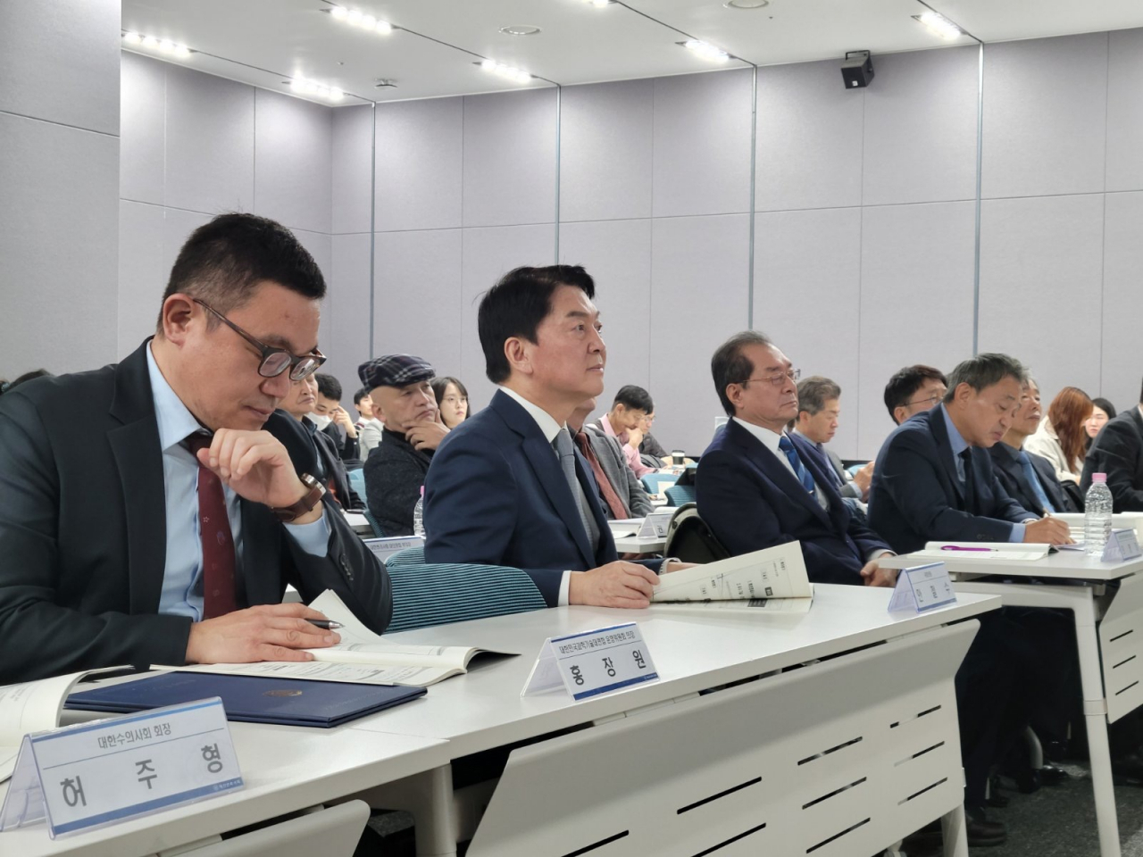 안철수 국민의힘 의원이 22일 오전 대한변리사회관에서 열린 ‘과학기술 R&D 투자전략 토론회’에 참석해 과학기술계의 발언을 듣고 있다. [안철수 의원실 제공]