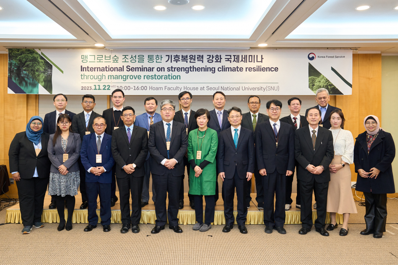 산림청(청장 남성현)은 22일 서울대 호암교수회관에서 기후위기 대응을 위한 국제사회 노력에 동참키 위한 국제세미나를 개최했다(좌측에서 5번째 임상섭 산림청 차장, 7번째 박은식 산림청 해외협력국장).