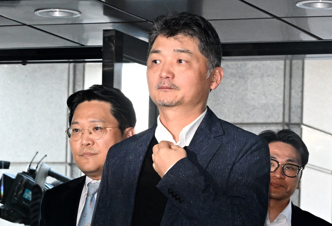 김범수 카카오 미래이니셔티브센터 센터장이 지난 달 23일 오전 서울 영등포구 금융감독원에 SM엔터테인먼트 인수 주가 시세조종 의혹과 관련해 출석하고 있다. 임세준 기자