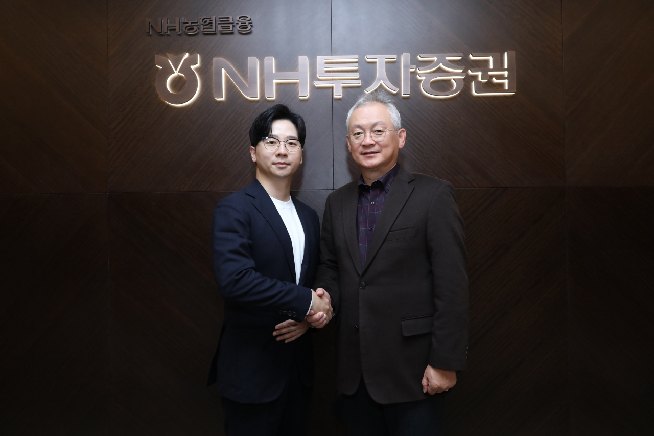 NH투자증권과 콴텍은 22일 NH투자증권 여의도본사(파크원 NH금융타워)에서 지분투자를 위한 계약을 진행했다. 왼쪽부터 이상근 콴텍 대표와 정영채 NH투자증권 대표이사가 계약 후 기념촬영을 하고 있다. [NH투자증권 제공]