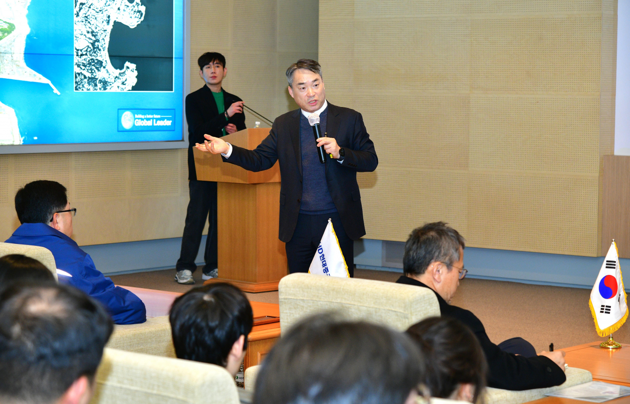 최태복 HD현대중공업 특수선사업부 이사가 지난 20일 울산 동구 HD현대중공업 본관에서 열린 기자간담회에서 함정산업에 대해 설명하고 있다. [HD현대중공업 제공]