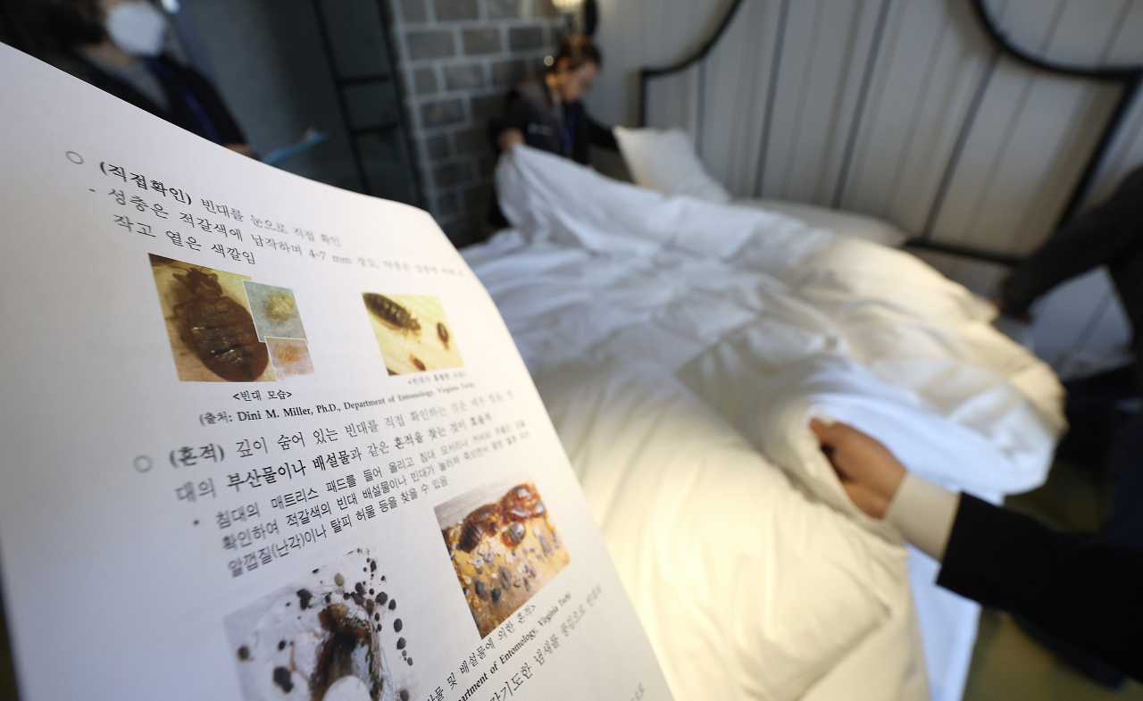 지난 13일 대구 중구 한 숙박업소에서 대구시 위생정책과, 중구 위생과 직원들이 빈대 확산 방지를 위한 공중위생업소 점검을 하고 있다. [연합]