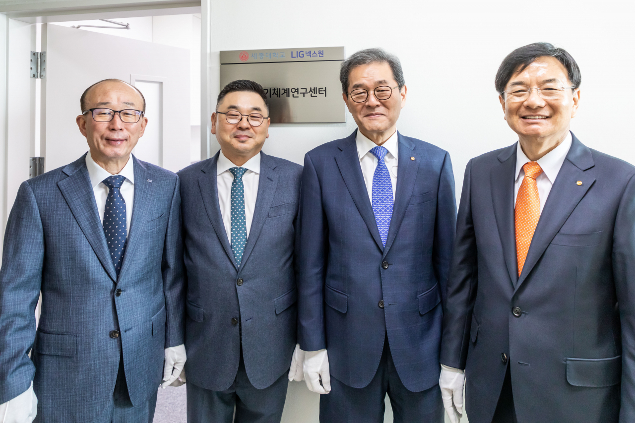 김지찬(왼쪽부터) LIG넥스원 대표, 구본상 LIG 회장, 배덕효 세종대 총장, 홍우영 세종대 부총장이 개소식 이후 기념촬영을 하고있다. [LIG넥스원 제공]