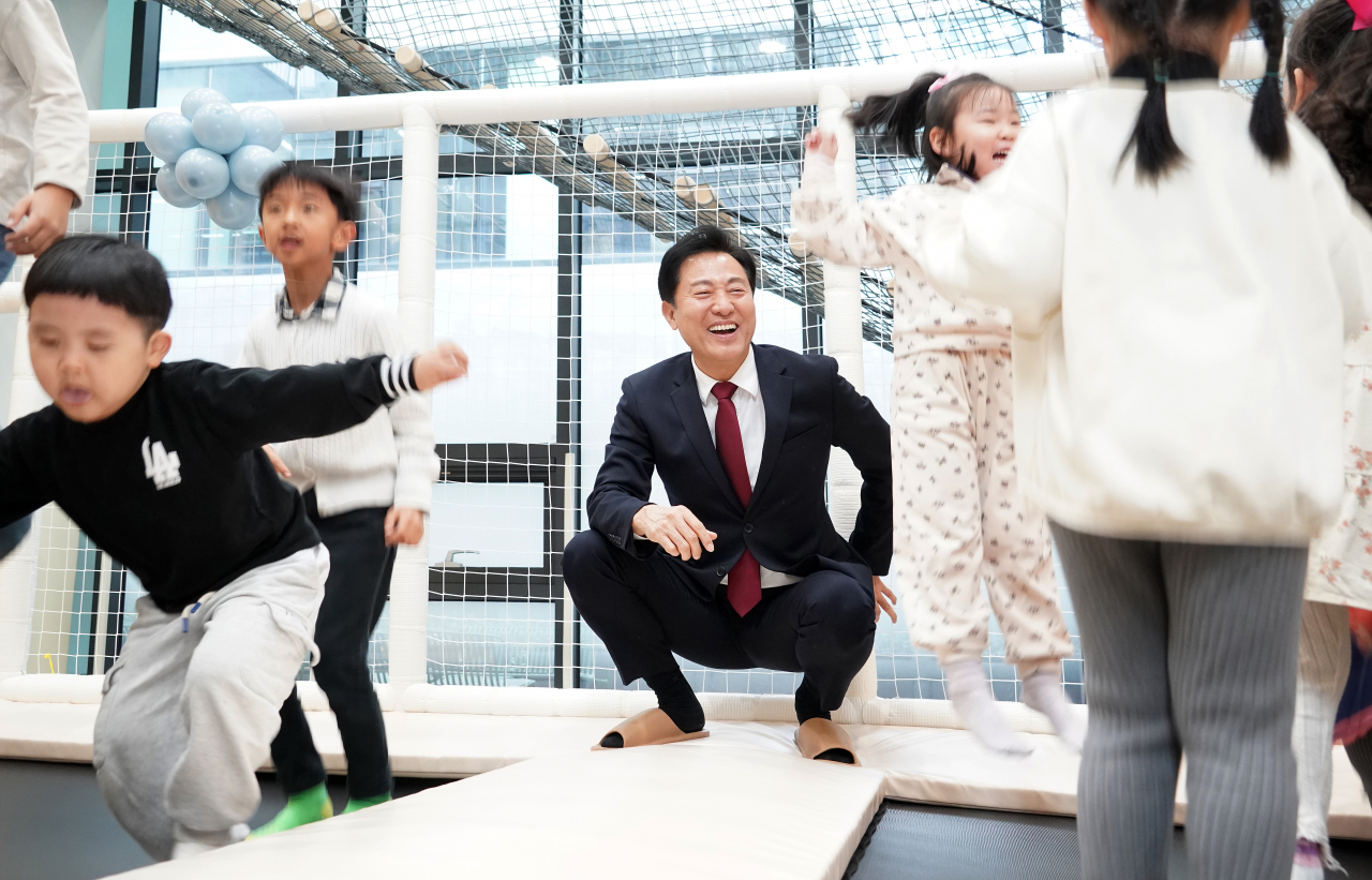 오세훈 서울시장이 22일 서울 동작구 스페이스살림 내 서울형키즈카페 시립1호점에서 열린 개관식에서 놀이를 즐기는 아이들을 지켜보고 있다. [연합]