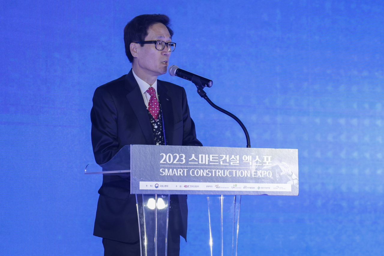 22일 일산 킨텍스에서 진행된 ‘2023 스마트건설 엑스포’ 개막식에서 함진규 한국도로공사 사장이 환영사를 하고 있다. [한국도로공사]