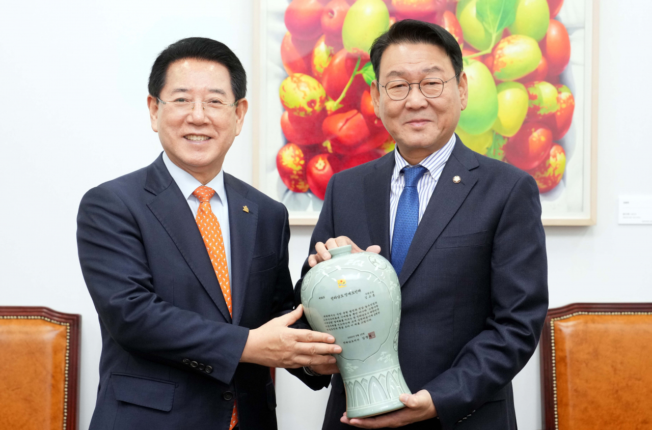 김영록지사는 김교흥국회의원에게 명예도민패를 수여했다