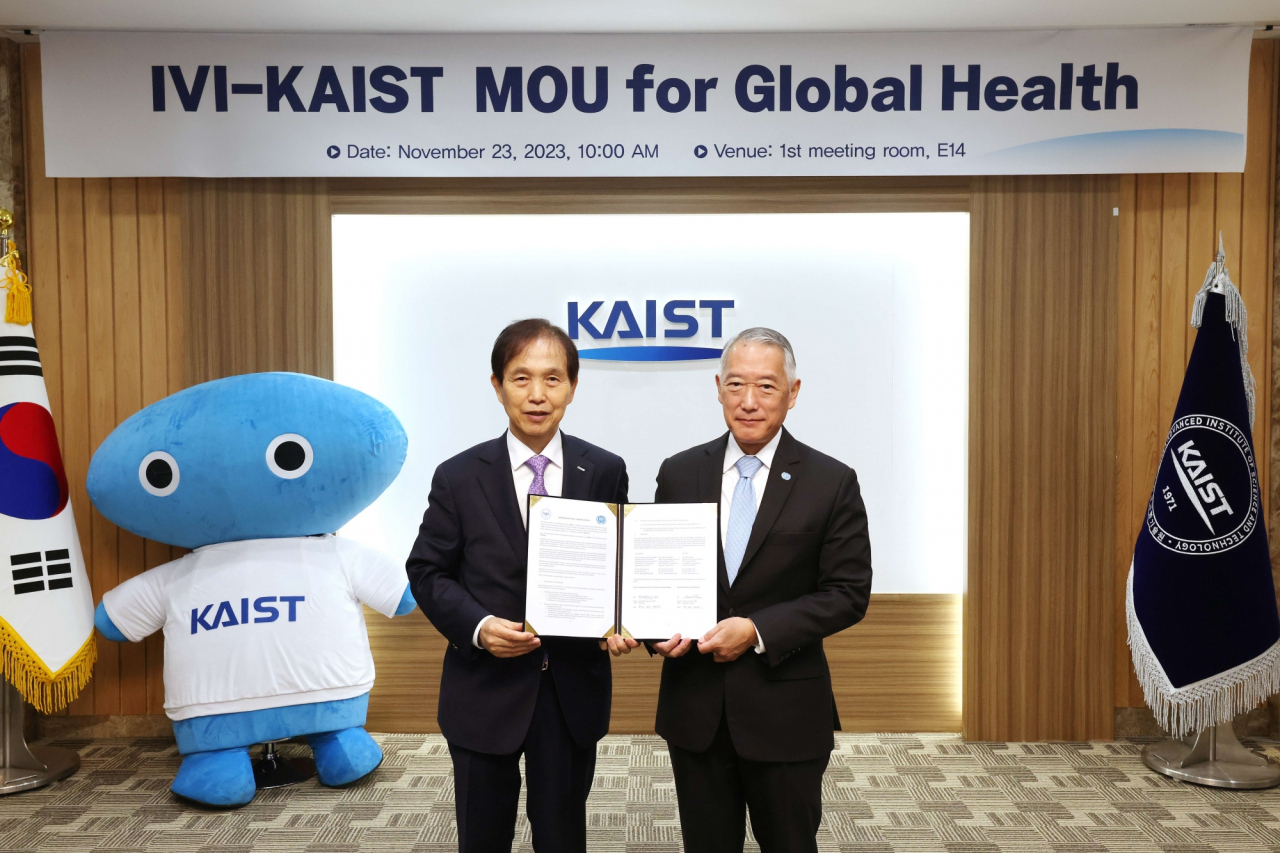 이광형(왼쪽) KAIST 총장과 제롬 김 IVI 사무총장이 협약 체결 후 기념촬영을 하고 있다.[KAIST 제공]