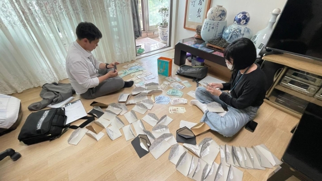 바코드를 가려 중고앱 올라온 상품권 3000만원 어치를 복원한 공시생의 주거지 압수수색 당시 경찰이 확보한 종이 상품권. [서울 광진경찰서]