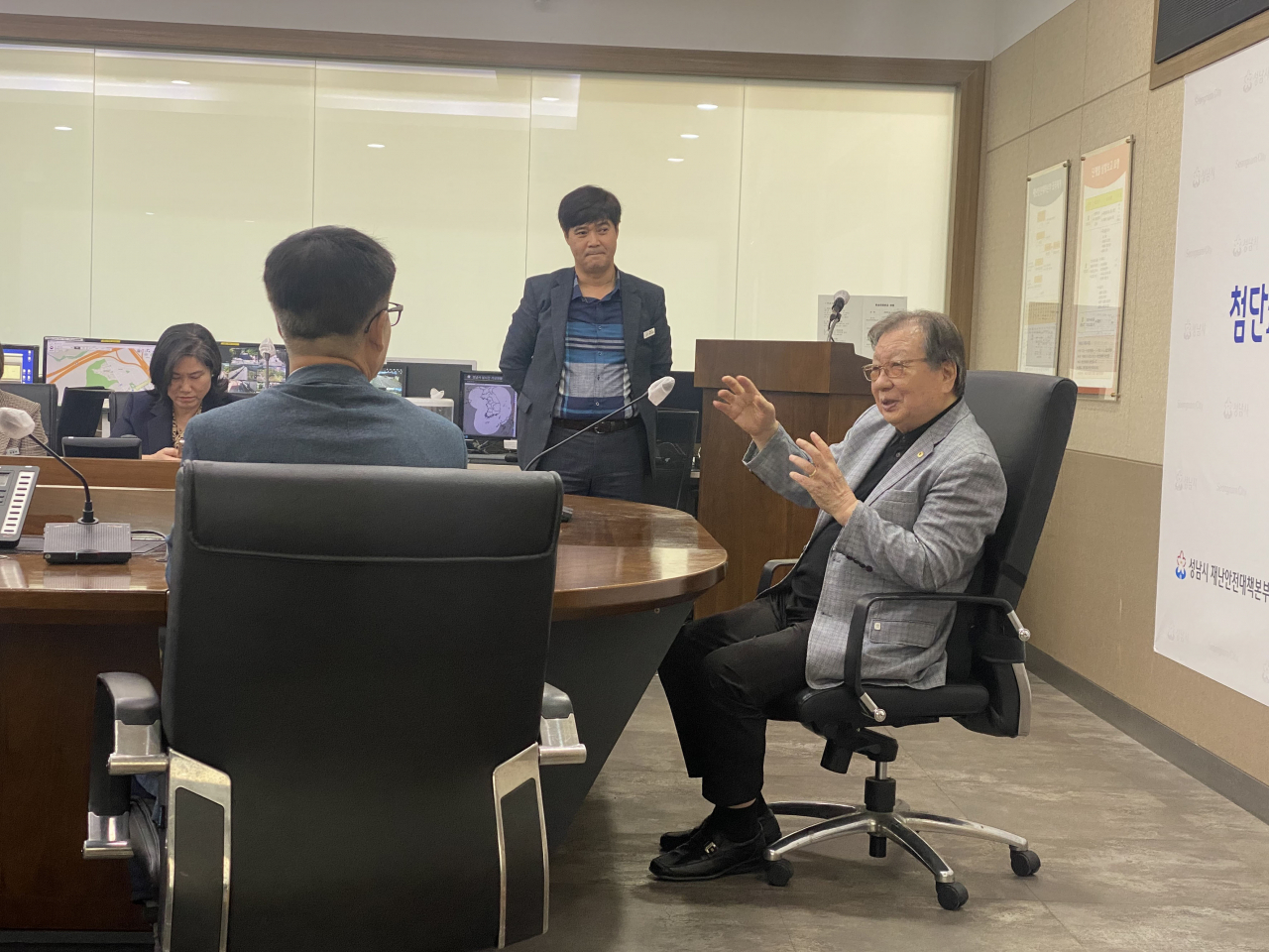 일일 명예시장 김안웅 씨가 10월 17일 범죄·사고 예방을 위한 경찰 연계 CCTV 모니터링에 관한 정책제언 중이다