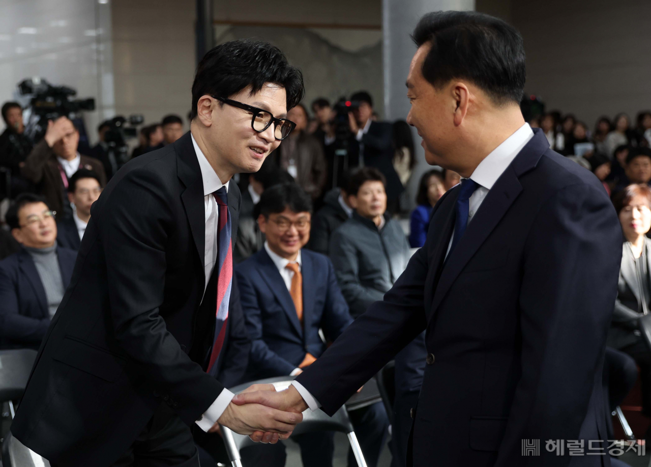 한동훈 법무부 장관과 이광재 국회 사무총장이 지난 22일 오후 서울 여의도 국회 의정관에서 열린 2023 국회 세미나 ‘지방소멸 위기, 실천적 방향과 대안’에 참석해 악수하고 있다. 이상섭 기자