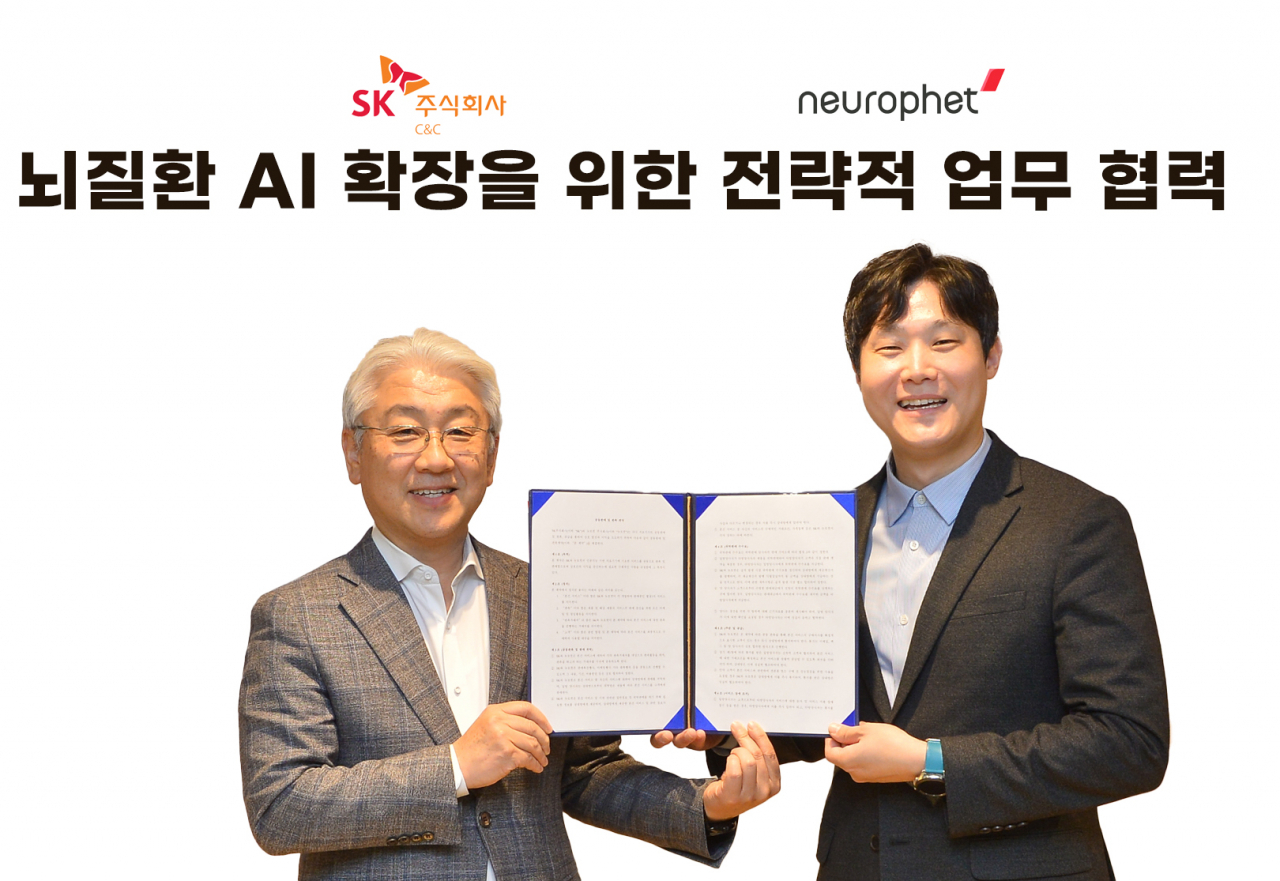 윤동준(왼쪽) SK㈜ C&C 헬스케어그룹장과 빈준길 뉴로핏 대표가 23일 경기 성남시 분당구 SK u-타워에서 열린 ‘뇌질환 AI 확장을 위한 전략적 업무 협약’ 체결 후 기념촬영하고 있다. [SK㈜ C&C 제공]