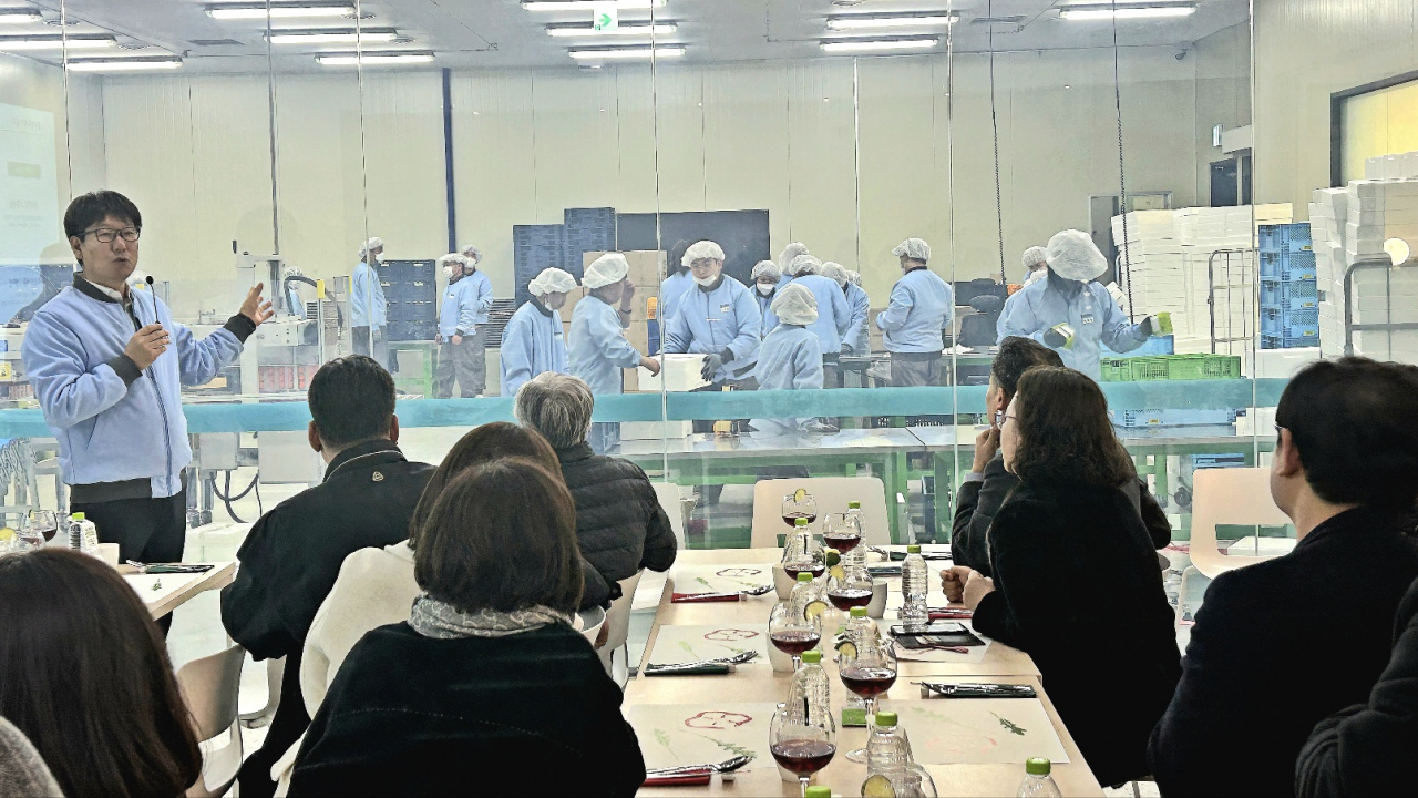 22일 경기도 용인 양지에 위치한 자회사형 장애인 표준사업장 ‘풀무원투게더’ 가족초청 행사에 초대된 장애인 임직원 가족들이 풀무원투게더 김맹용 공장장(사진)의 설명을 들으며 자녀들이 일하는 작업장을 바라보고 있다. [풀무원 제공]