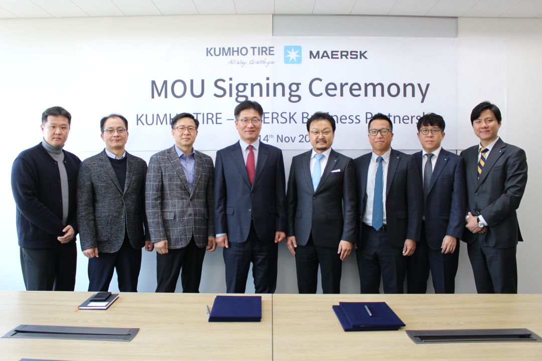 이동열 (사진 왼쪽부터) 수출물류팀장, 정원배 SCM1담당 상무, 유방석 SCM2담당 상무, 임완주 경영기획본부 전무와 김현옥 한국머스크 부사장, 김진혁 영업팀장, 김중권 영업팀 과장, 김병현 영업팀 과장. [금호타이어 제공]