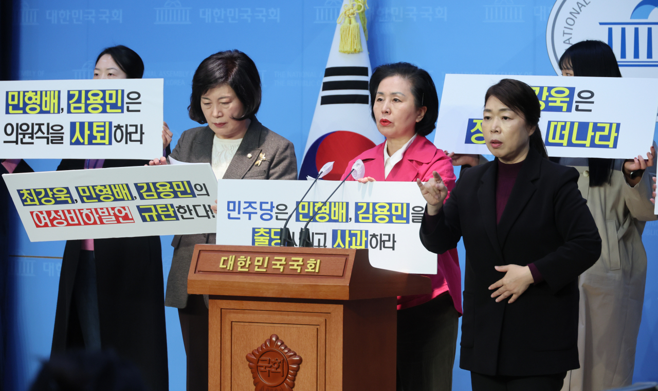 국민의힘 김영선·정경희 의원이 지난 21일 국회 소통관에서 기자회견을 열고 최강욱 전 의원의 ‘설치는 암컷’ 발언을 규탄하고 있다. [연합]