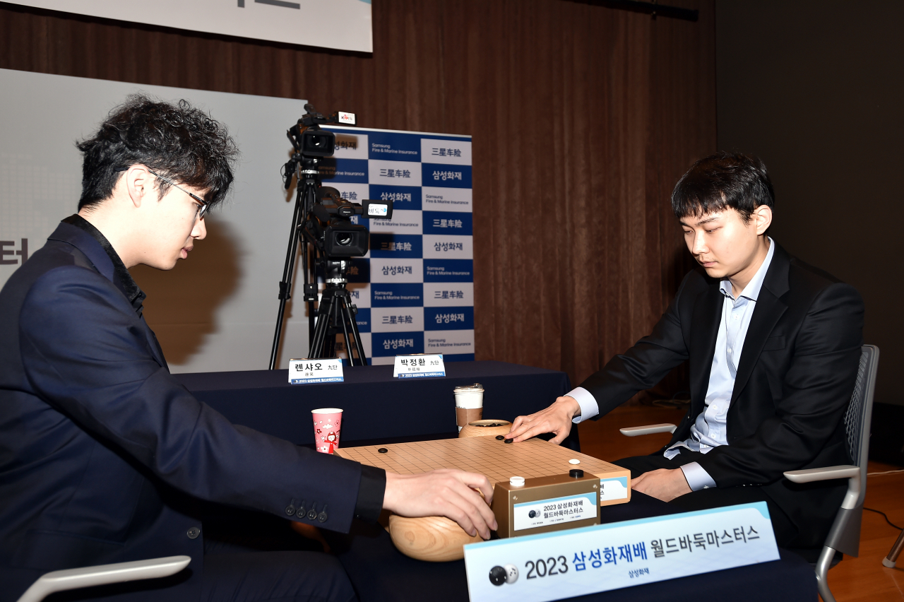 박정환(오른쪽) 프로9단과 중국의 롄샤오 9단이 지난 21일 경기도 고양시 삼성화재 글로벌 캠퍼스에서 열린 2023 삼성화재배 월드바둑마스터스 8강 첫째날 경기에서 바둑 대결을 펼치고 있다. [한국기원]