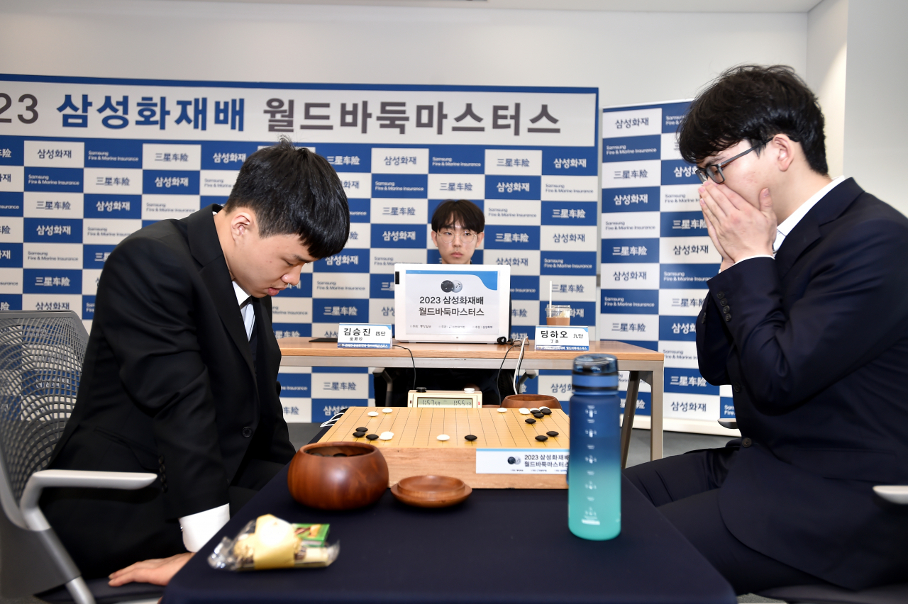 바둑신예 김승진(왼쪽) 프로4단과 LG배 우승자이자 중국 랭킹 4위의 강호 딩하오 9단이 삼성화재배 월드바둑마스터스 대회에서 승부를 펼치고 있다. 김 4단은 이날 멋진 승복을 보여줌으로써 매너남 소리를 들었다 [한국기원]