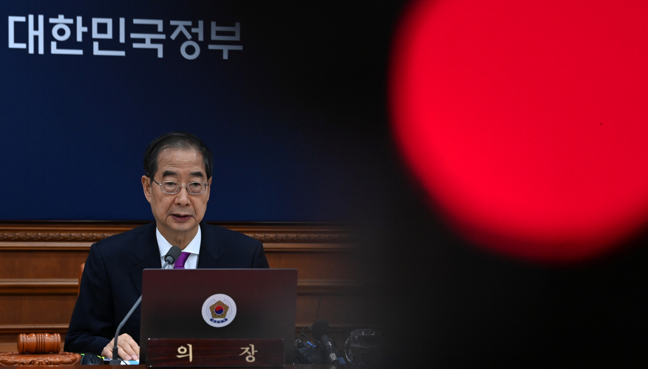 북한이 군사정찰위성 발사에 성공했다고 밝힌 가운데 한덕수 국무총리가 22일 오전 서울 종로구 정부서울청사에서 9·19 남북 군사합의 일부 효력 정지를 안건으로 하는 임시 국무회의를 주재하고 있다. 이상섭 기자