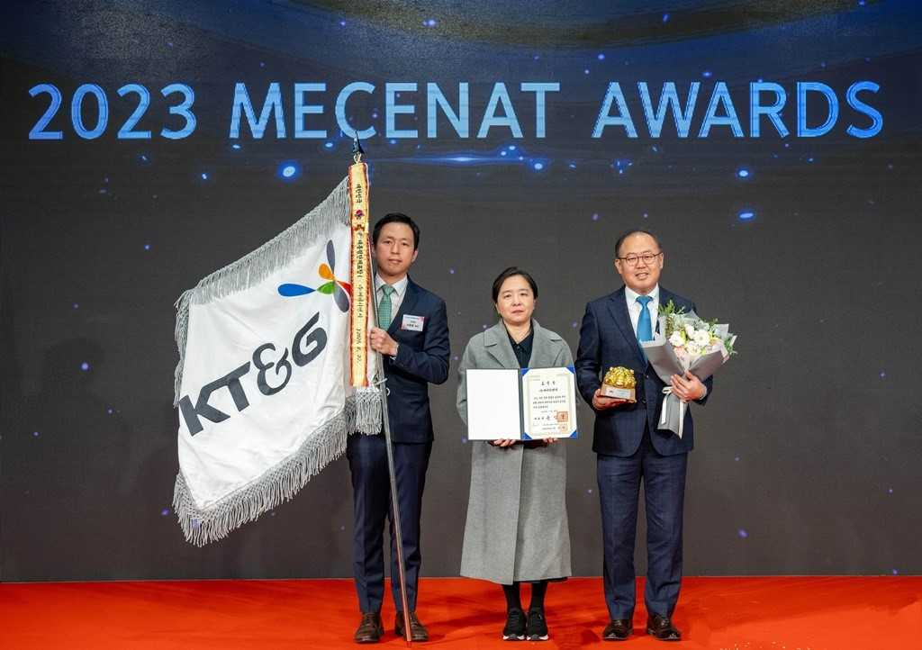 KT&G가 한국메세나협회 주관으로 열린 ‘2023 메세나대상’ 시상식에서 대상인 대통령 표창을 수상했다. 이상학(오른쪽) KT&G 지속경영본부장과 이은복 문화체육관광부 예술정책관(가운데)이 수상 후 기념사진을 촬영하고 있다. [KT&G 제공]