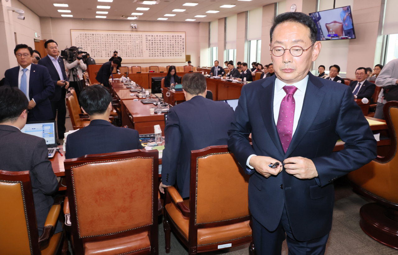 22일 국회에서 열린 법제사법위원회 전체회의에서 김도읍 위원장이 산회를 선포한 뒤 회의장을 나서고 있다. [연합]