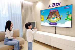 SK브로드밴드가 IPTV 최초로 B tv ZEM(잼)에 챗GPT를 연동한 키즈 영어회화 서비스 ‘살아있는영어 프리토킹’을 출시했다. 모델들이 해당 서비스를 소개하고 있다. [SK브로드밴드 제공]