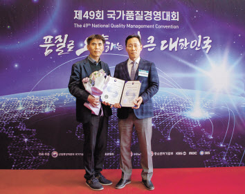 윤석용(오른쪽) 현대엘리베이터 CPO(최고제품책임자)와 박은제 품질담당