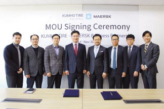 이동열(왼쪽부터) 수출물류팀장, 정원배 SCM1담당 상무, 유방석 SCM2담당 상무, 임완주 경영기획본부 전무와 김현옥 한국머스크 부사장, 김진혁 영업팀장, 김중권 영업팀 과장, 김병현 영업팀 과장이 협약후 기념촬영을 하고 있다. [금호타이어 제공]