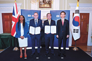 강구영(오른쪽) KAI 사장과 크리스 알람 MBDA UK 사장이 협약식 이후 기념촬영을 하고 있다.