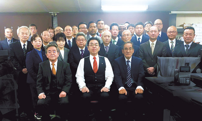 일본 도쿄의 중소기업 요코비키셔터의 이치카와 신지로(가운데) 사장과 직원들. 이 회사의 전체 종업원은 34명으로 평균 연령은 57.9세다. 최고령 사원의 나이는 81세로 여전히 현역으로 업무에 매진하고 있다. [요코비키셔터 제공]