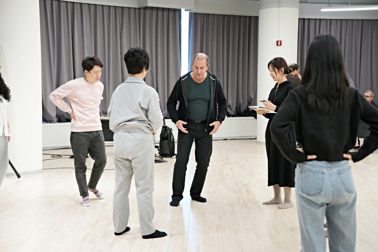 프랑스 극단 ‘라 콤마’의 창립자인 미셸 슈와이저는 ‘다큐멘터리 연극’의 선구자로 불린다. 그는 최근 개관한 모두예술극장의 해외 초청 프로그램인 ‘제자리(11월 24~25일·모두예술극장)’를 통해 장애인과 비장애인 예술가가 어우러진 협업 작품을 연출하고 대본을 썼다.