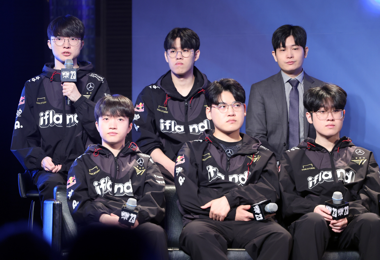 15일 오후 서울 중구 반얀트리호텔에서 열린 2023 리그 오브 레전드(LoL) 월드 챔피언십(롤드컵) 파이널 미디어데이에서 T1의 '페이커' 이상혁이 취재진 질문에 답하고 있다. [연합]