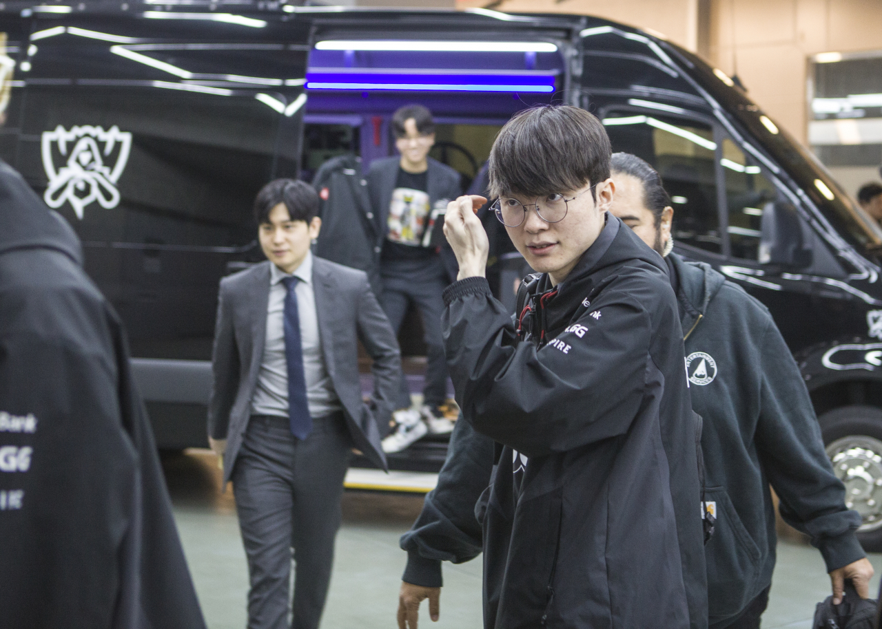 19일 서울 구로구 고척 스카이돔에서 열리는 2023 리그 오브 레전드(LoL) 월드 챔피언십(롤드컵) 결승전을 앞두고 T1의 주장 '페이커' 이상혁이 차에서 내려 대기실로 들어가고 있다. [연합]