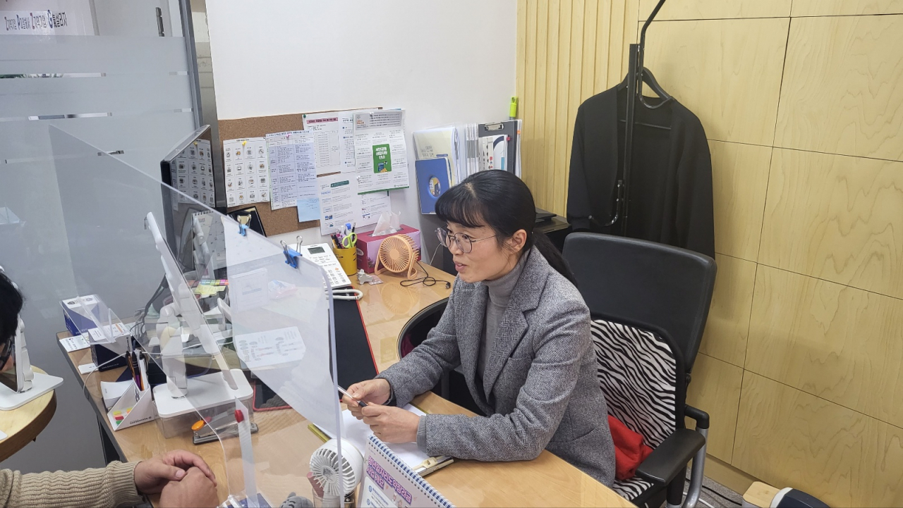 춘천고용복지플러스(+)센터 반정숙 상담사가 내담자를 상담하고 있다. 반 상담사는 지난 3월 암투병 중에 세 자녀를 홀로 키우며 경제적으로 어렵게 살고 있던 50대 여성 A씨의 심리 안정을 돕고, 요양보호사 자격을 취득할 수 있도록 애썼다. 반 상담사의 도움을 받은 A씨는 지난 8월 OO소아과에 취업하는데 성공했다. 이정식 고용노동부 장관은 23일 반정숙 상담사에 감사를 표하며 '국민취업지원제도 우수사례' 대상 수상자로 '장관상'을 수여했다. [고용노동부 제공]