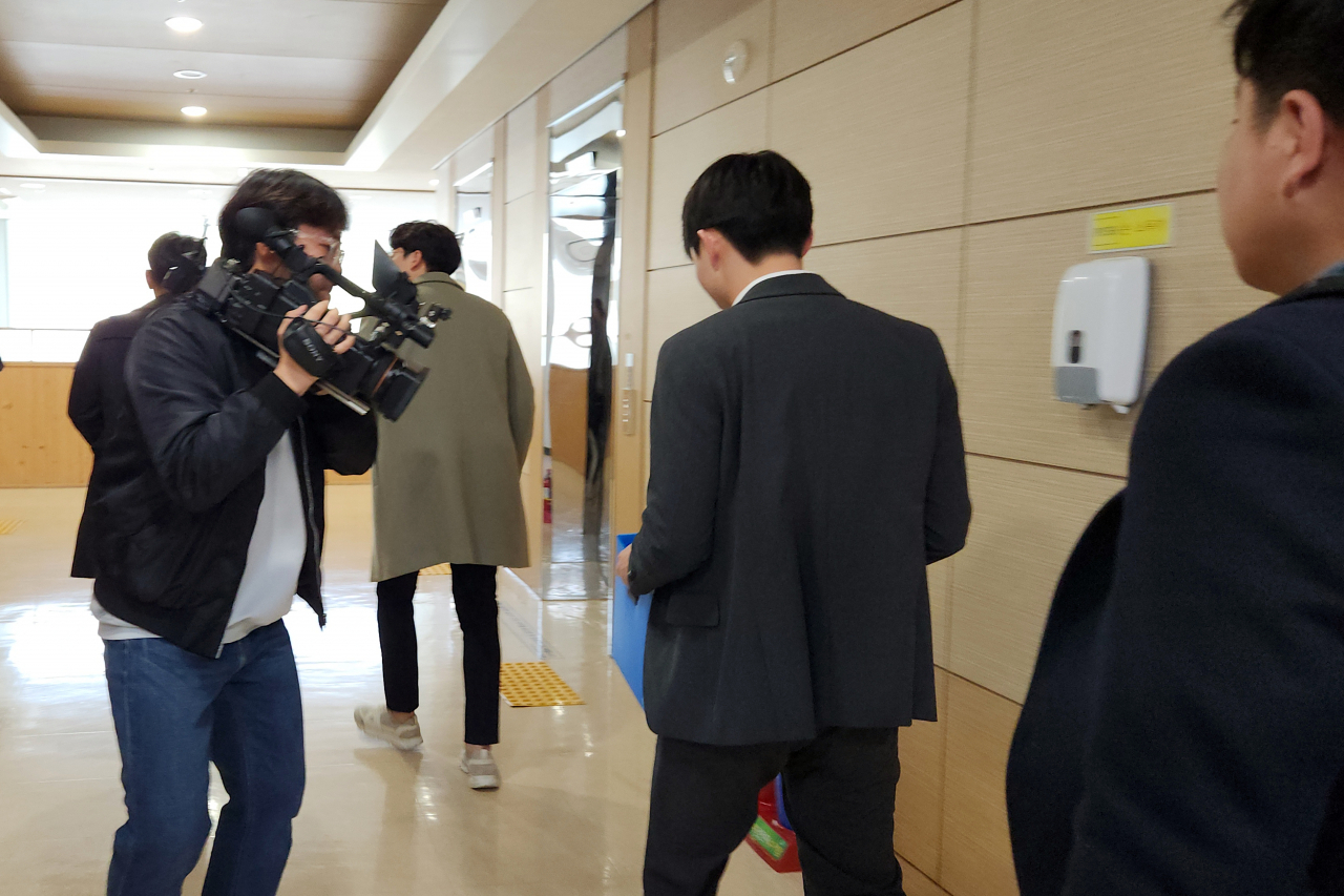 23일 오전 전남 무안군 삼향읍 전남경찰청 복도에서 검찰 수사관이 압수물을 옮기고 있다. '사건 브로커'가 금품과 향응을 제공하고 경찰 승진인사 등을 청탁한 사건을 수사 중인 검찰은 이날 전남경찰청에서 인사자료를 확보하고, 소속 경찰관 일부를 압수수색했다. 연합뉴스
