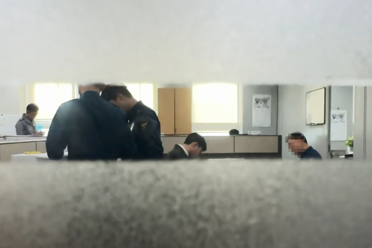 23일 오전 전남 무안군 삼향읍 전남경찰청 인사계 사무실에서 검찰 수사관이 압수수색 영장을 집행하고 있다. '사건 브로커'가 금품과 향응을 제공하고 경찰 승진인사 등을 청탁한 사건을 수사 중인 검찰은 이날 전남경찰청과 소속 경찰관 일부를 압수수색했다.[연합]