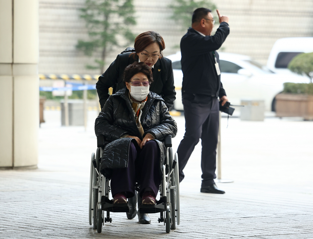 23일 오후 서울고등법원에서 정의기억연대 이나영 이사장과 일본군 '위안부' 피해자 이용수 할머니가 일본 정부 상대 손해배상 청구 소송 2심 선고 기일에 출석하고 있다. [연합]