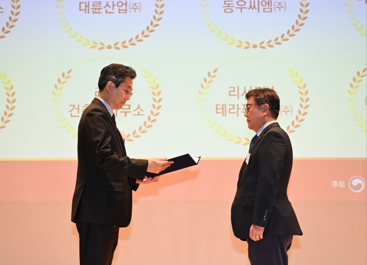 전흥태(오른쪽) DBCSI손해사정 대표가 15일 유병채 문화체육관광부 실장으로부터 여가친화인증기업 인증서를 받고 있다. [DB손해보험 제공]