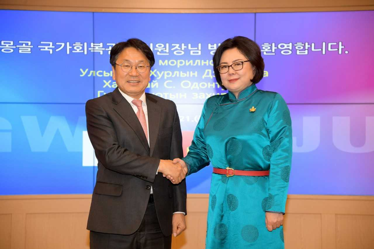 강기정 광주광역시장은 23일 시청 비즈니스룸에서 몽골 살당 오덩토야 국가회복관리위원장(국회부의장)을 만나 광주와 몽골 간의 민주·인권·평화 협력 확대 방안을 논의했다.