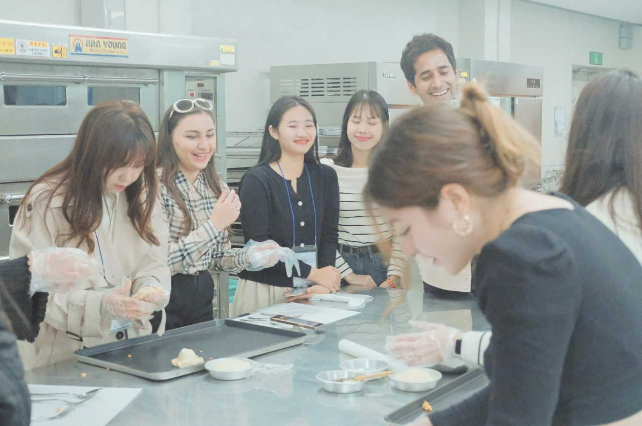 광주광역시는 잠재적 외국인 유학생들에게 광주와 지역대학을 알리기 위해 ‘광주로 놀러와’ 팸투어 행사를 22~23일 이틀간 개최했다.