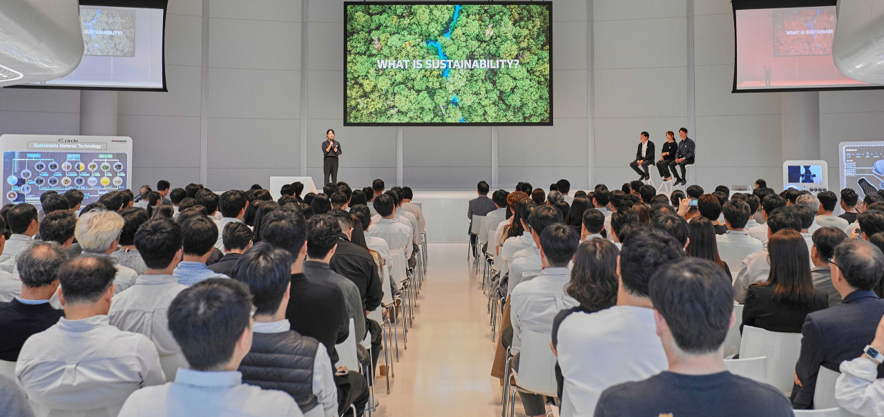 한국타이어앤테크놀로지 임직원들이 ‘한국테크노돔’에서 ‘디자인 이노베이션 데이’에서 발표를 듣고 있다. [한국타이어앤테크놀로지 제공]