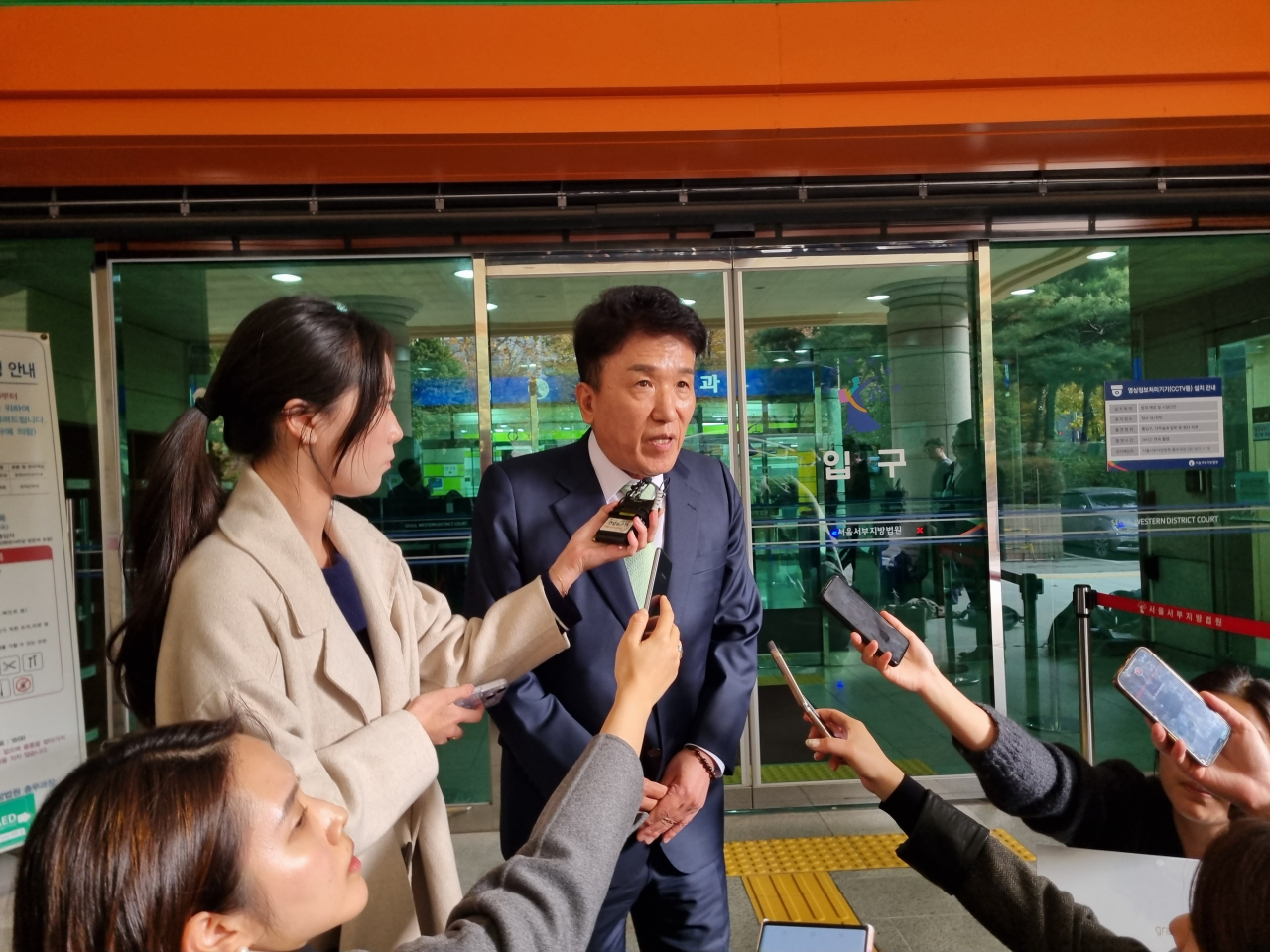 함영주 하나금융 회장이 서울서부지법에서 나오며 기자들 질문에 답을 하고 있다. 김영철 기자