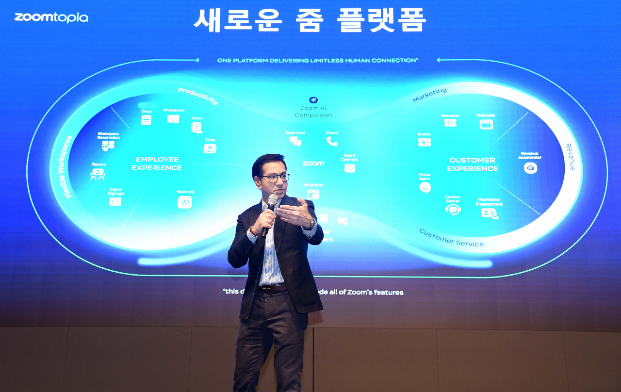 23일 열린 ‘줌 익스피리언스 데이’에서 리키 카푸르(Ricky Kapur) 줌 APAC 총괄이 고객과 직원 경험을 향상하고 다양한 산업을 재정의할 수 있는 줌 플랫폼 솔루션에 대해 소개하고 있다.