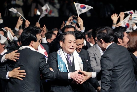 이건희 삼성 선대회장(가운데)이 지난 2011년 7월 남아공 더반 IOC 총회에서 평창 유치가 확정된 순간 감격의 악수를 나누는 모습 [로이터]