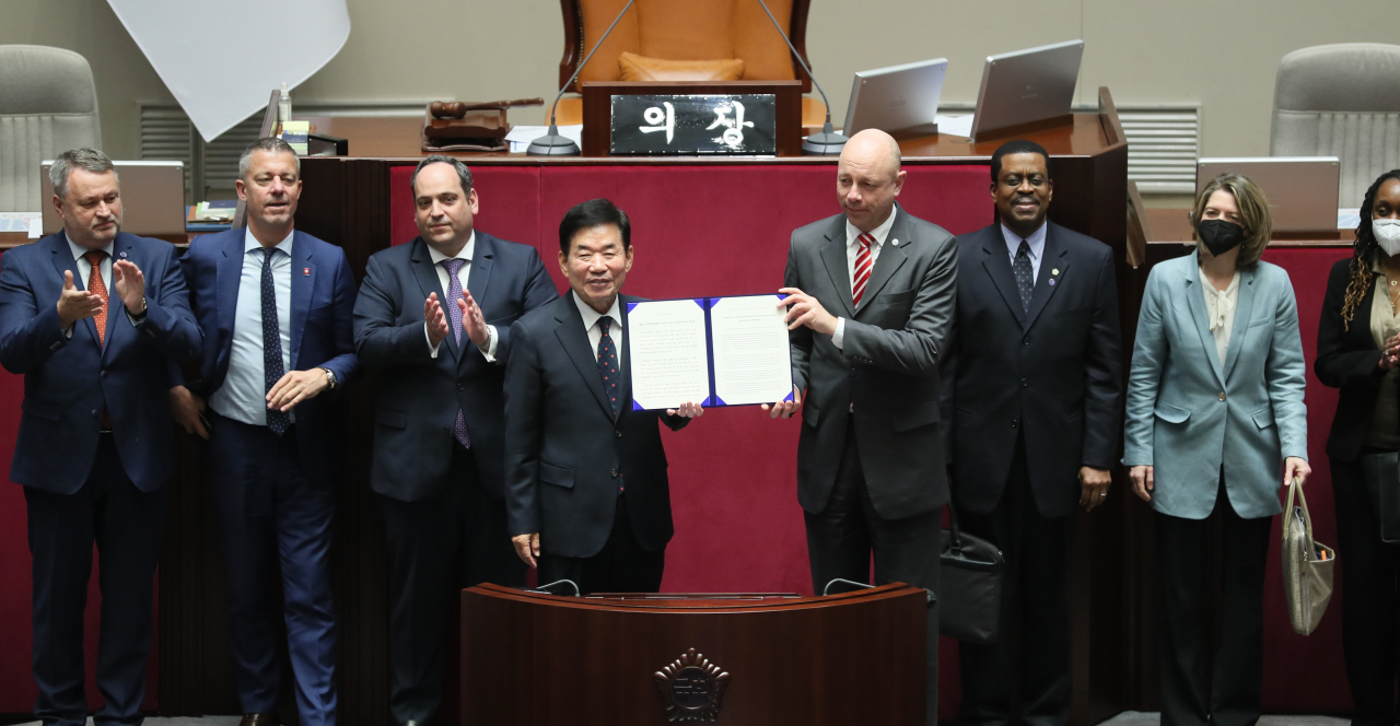 김진표 국회의장이 지난 4월 국회를 방문한 국제박람회기구(BIE) 실사단에 ‘초당적 유치결의문’을 전달하고 있다. [국회]