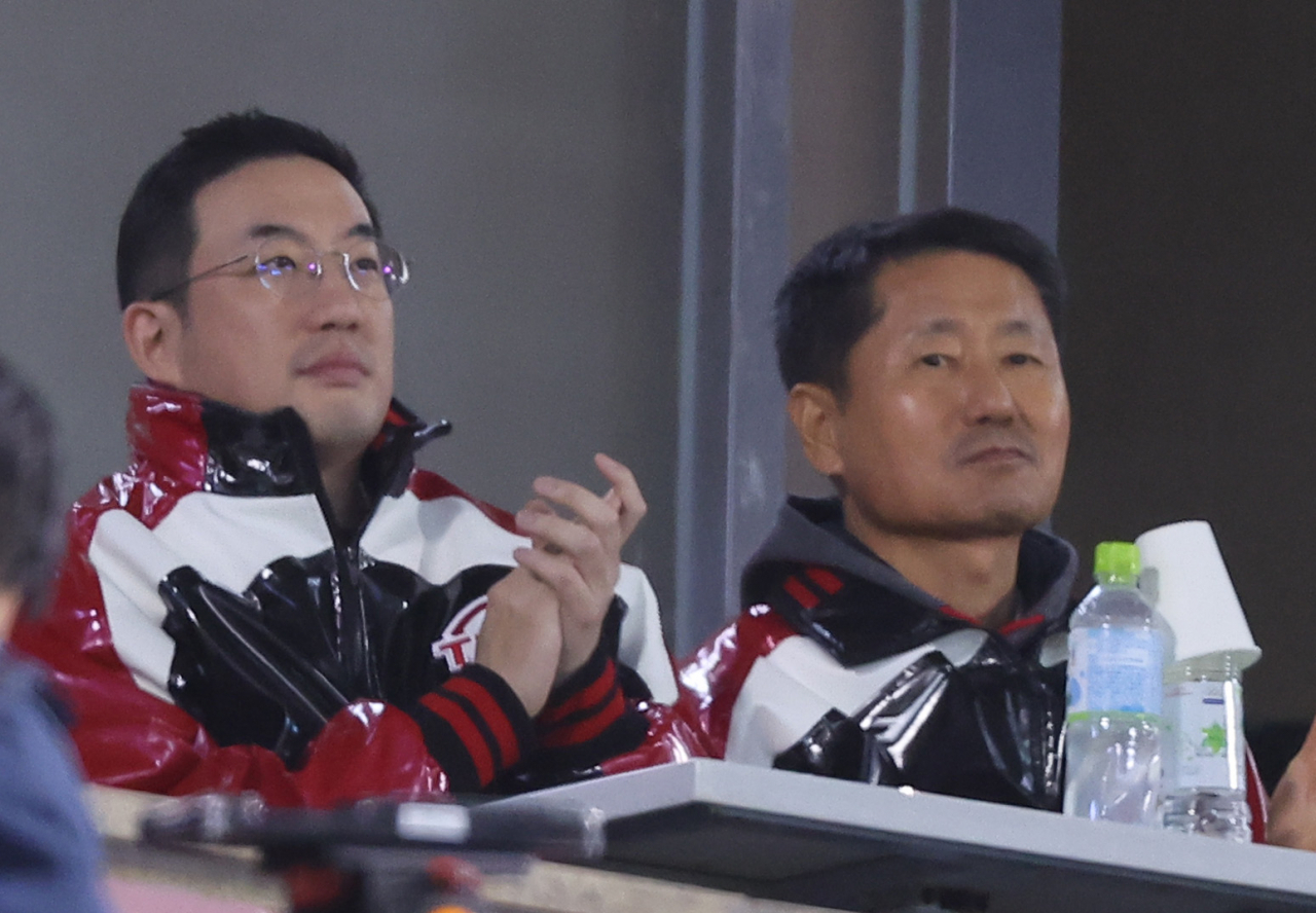 김인석(오른쪽) LG스포츠 대표이사가 지난 7일 구광모 LG 회장과 2023 KBO 한국시리즈 1차전이 열린 서울 잠실야구장을 찾아 경기를 지켜보는 모습 [연합]