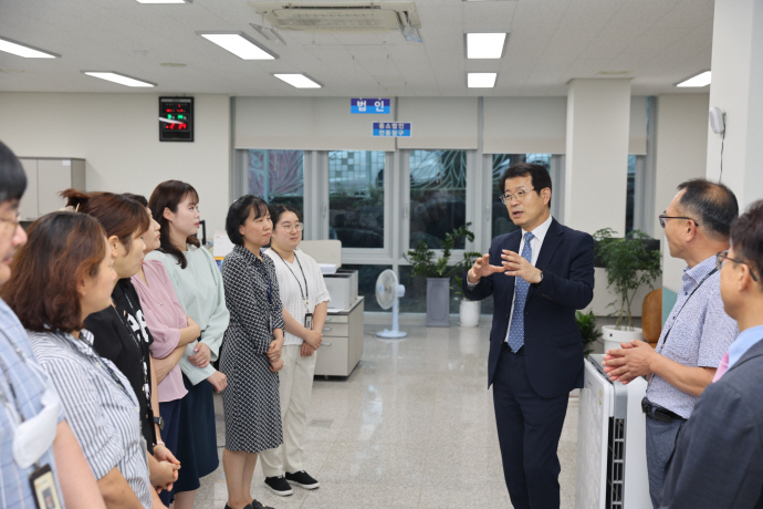 양동구 광주국세청장이 지난 9월 14일 해남세무서를 방문해 직원들을 격려하고 있다.광주지방국세청 제공]