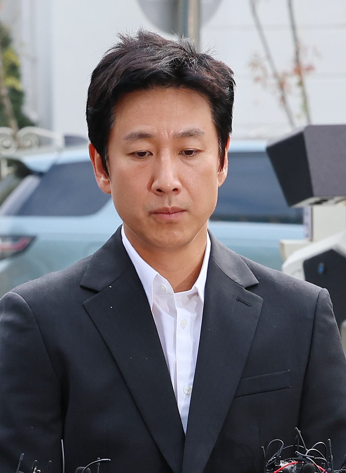 마약 투약 혐의를 받는 배우 이선균씨가 4일 오후 조사를 받기 위해 인천논현경찰서에 있는 인천경찰청 마약범죄수사계에 재출석하고 있다. [연합]