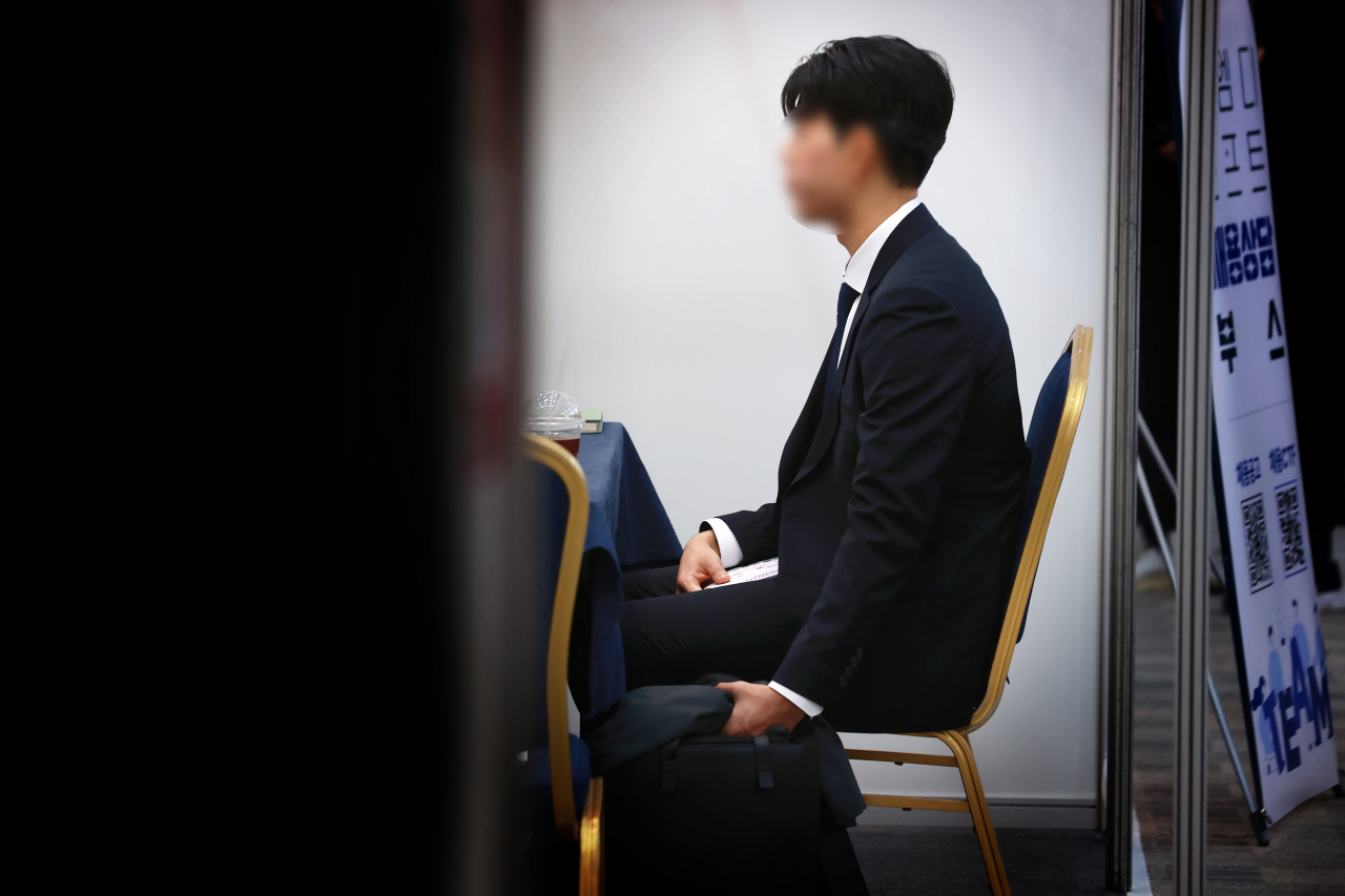 1일 서울 강남구 과학기술컨벤션센터에서 열린 2023 하반기 정보보호 취업박람회에서 구직자가 면접을 보고 있다. 사진은 기사와 직접적 관련 없음. [연합]