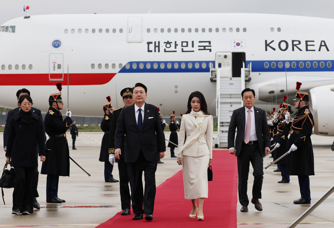 영국 국빈방문을 마치고 프랑스에서 2030 부산세계박람회 유치 활동을 이어가는 윤석열 대통령과 부인 김건희 여사가 23일(현지시간) 파리 오를리 국제공항에 도착, 전용기인 공군 1호기에서 내려 이동하고 있다. 연합뉴스
