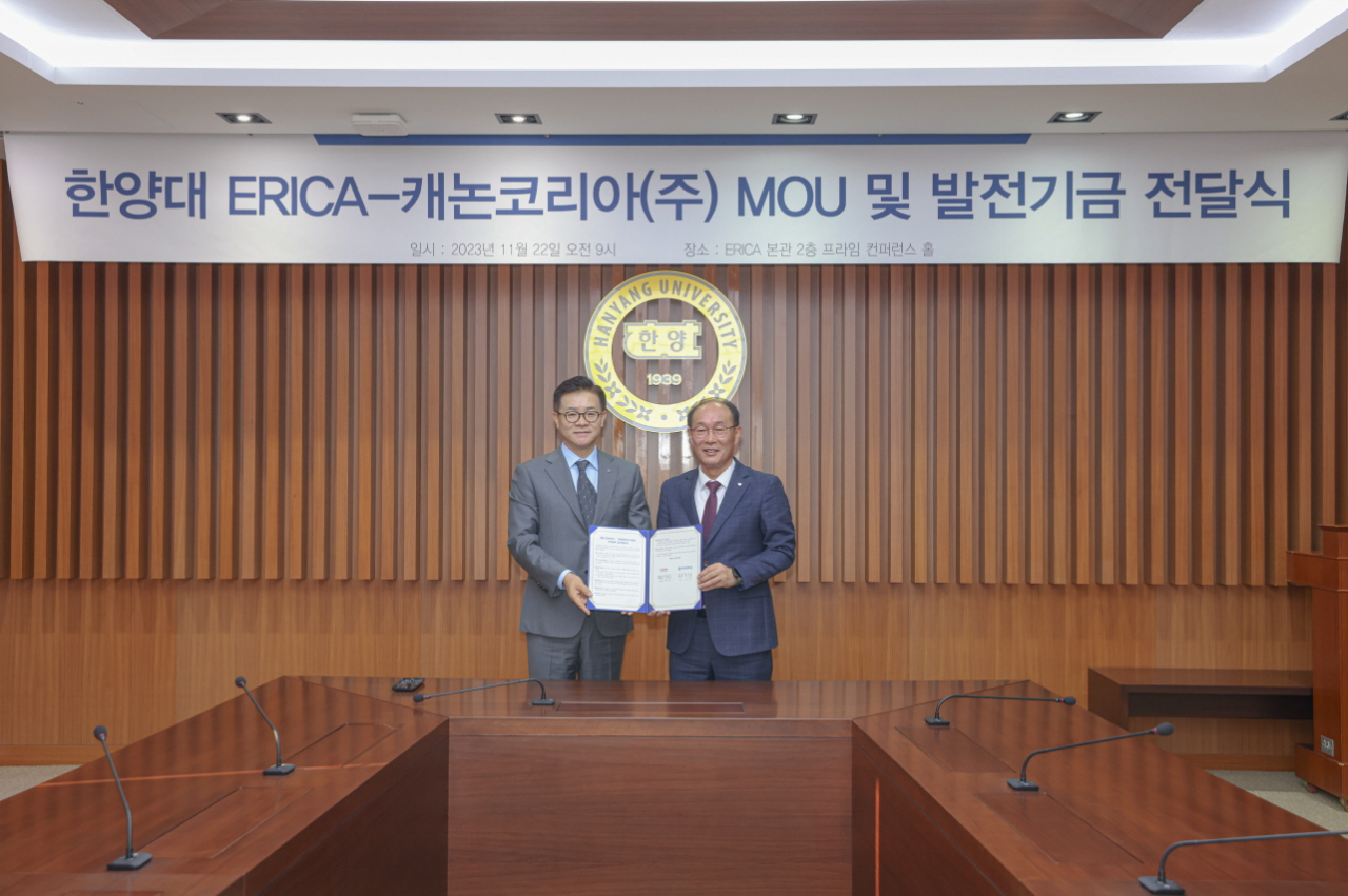 한양대(총장 이기정)는 한양대학교 ERICA와 캐논코리아가 인공지능 기술 연구 협력과 인재 양성을 위한 업무협약을 체결했다고 23일 밝혔다.[한양대 제공]